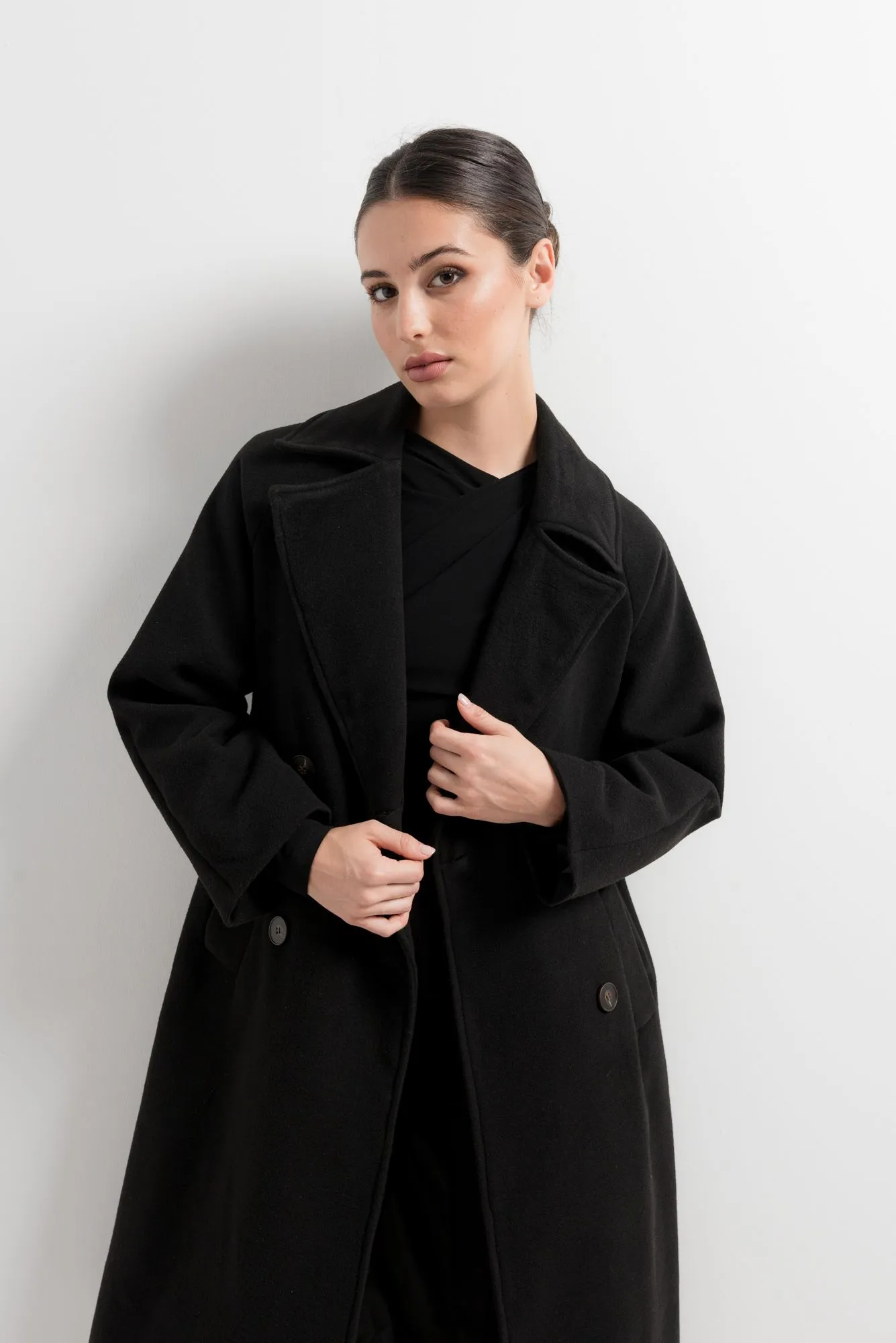 Abrigo largo cruzado solapa color negro para mujer efecto soft