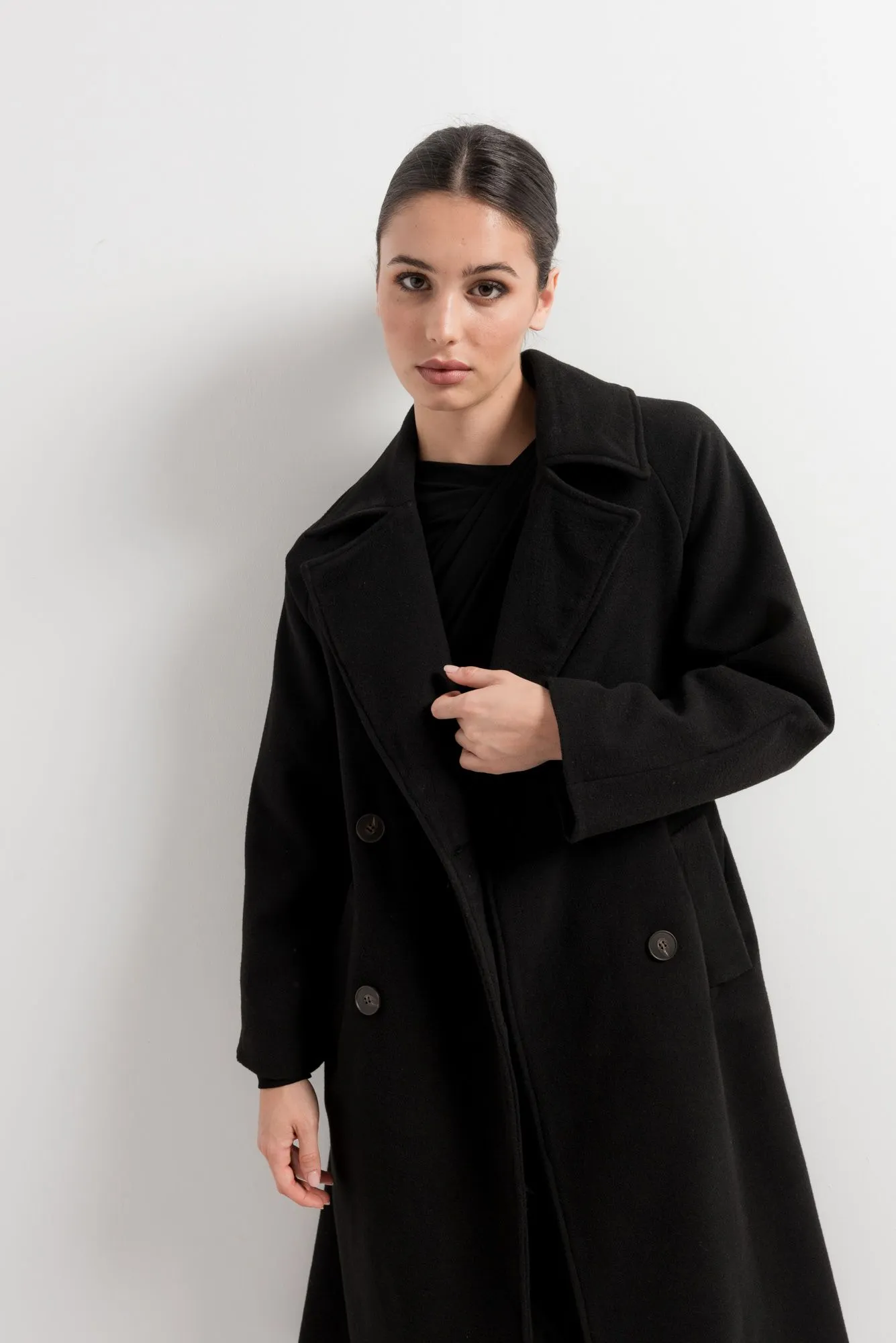 Abrigo largo cruzado solapa color negro para mujer efecto soft