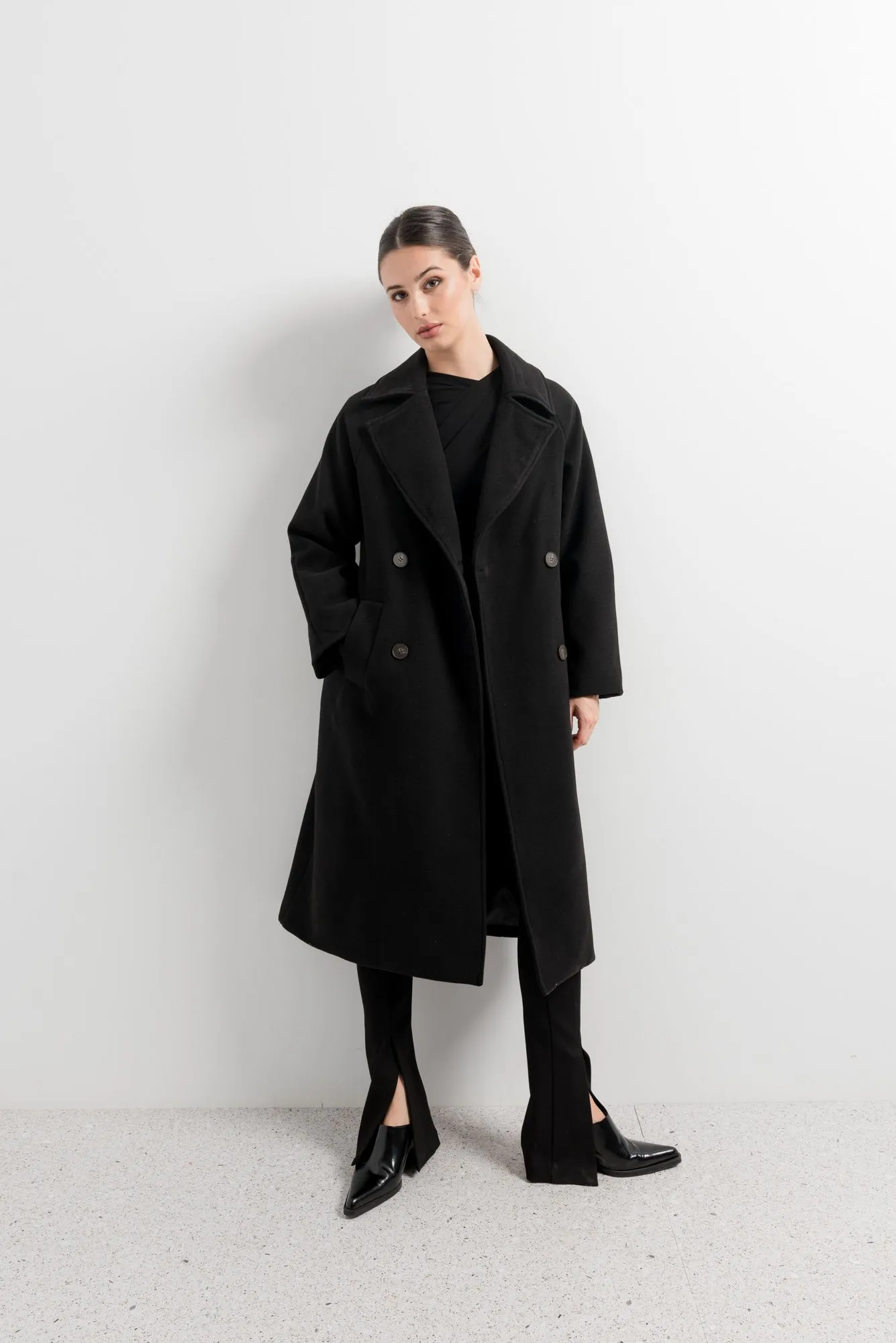 Abrigo largo cruzado solapa color negro para mujer efecto soft