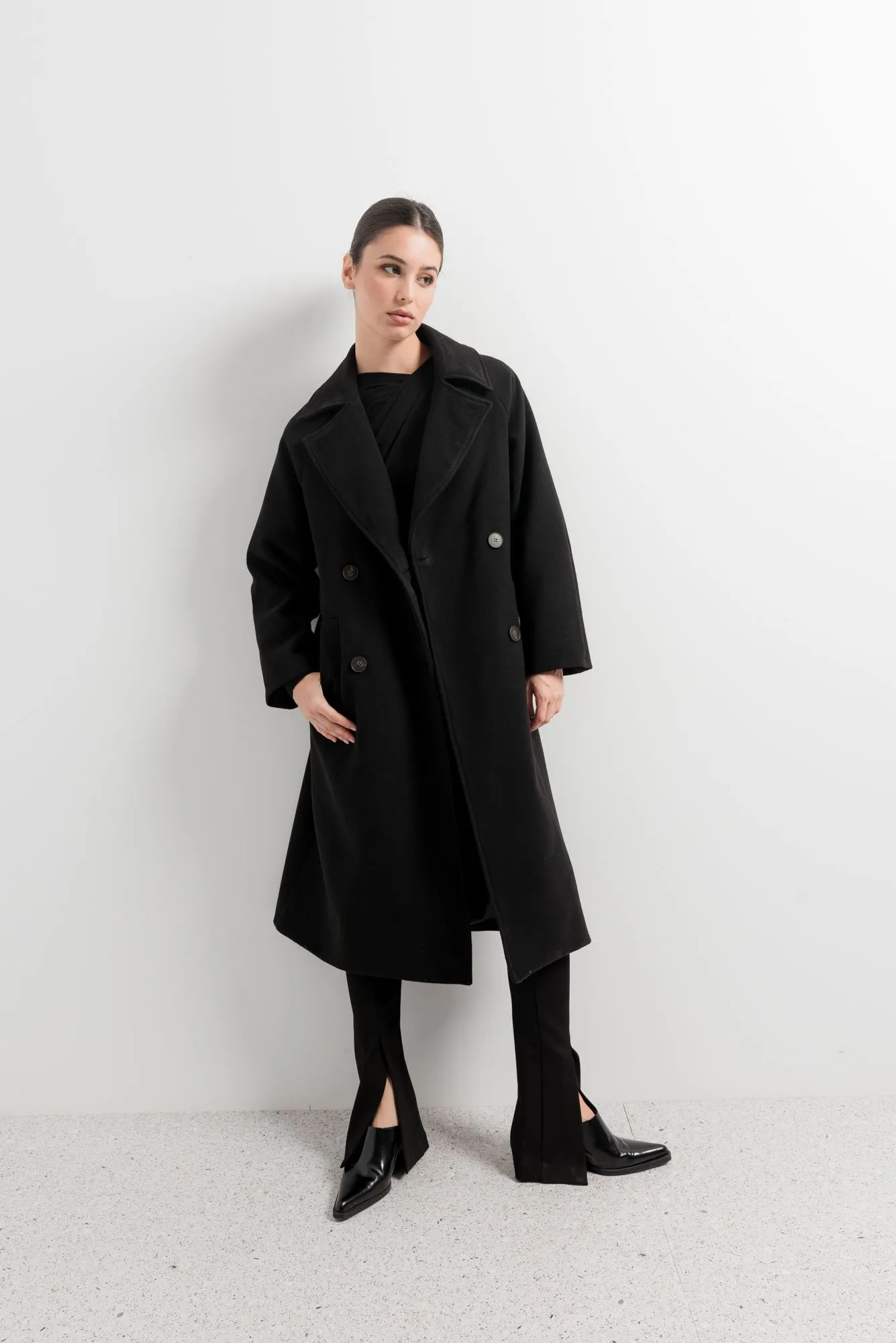 Abrigo largo cruzado solapa color negro para mujer efecto soft