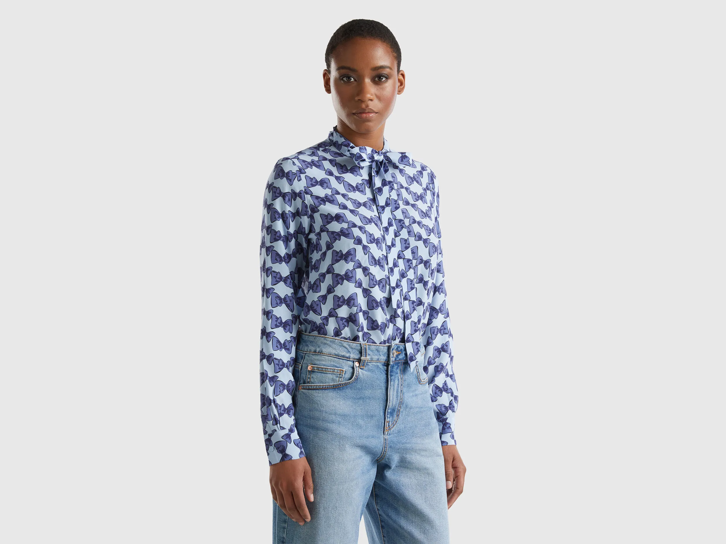 Camisa fluida con estampado de lazos