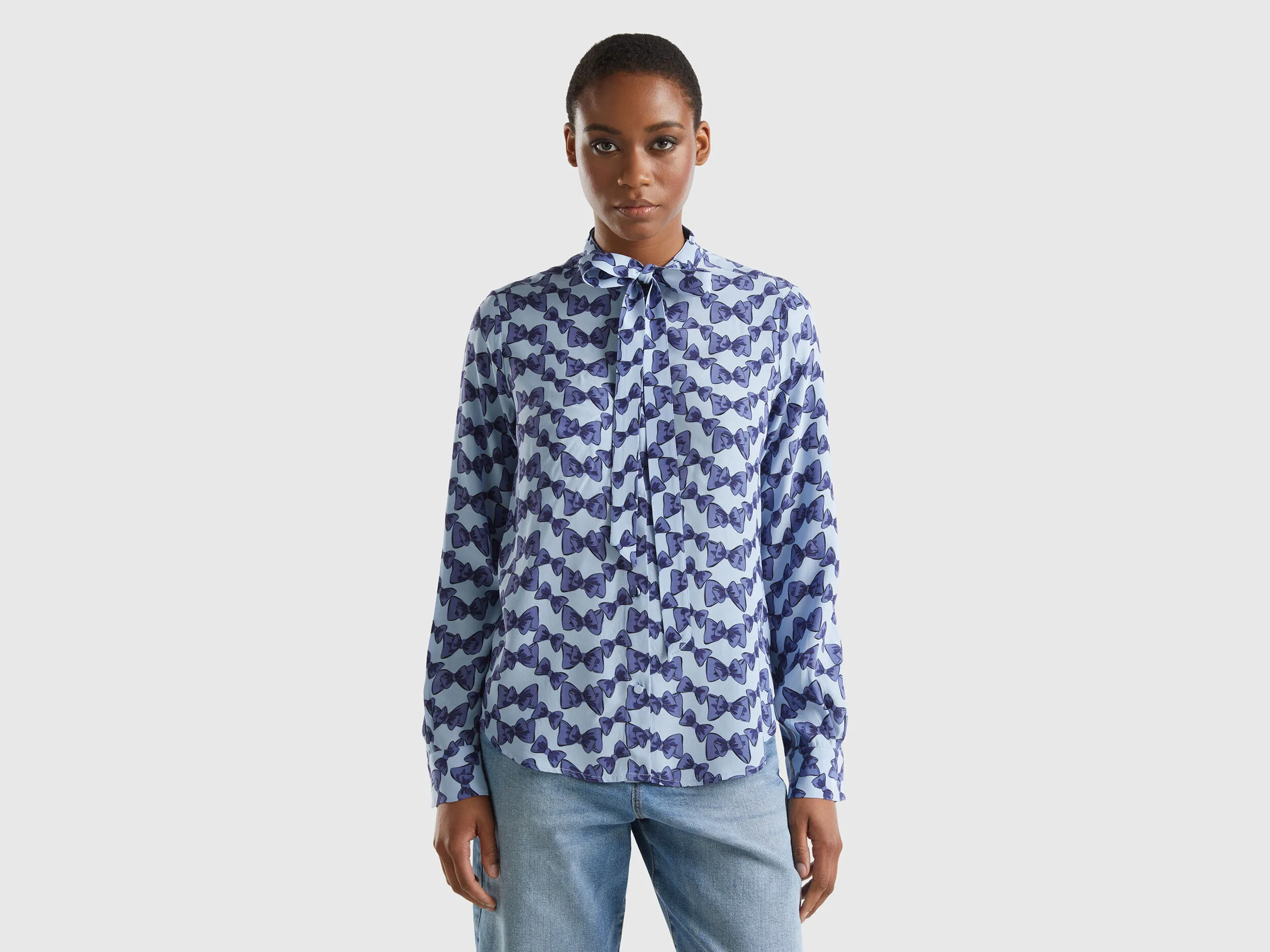 Camisa fluida con estampado de lazos