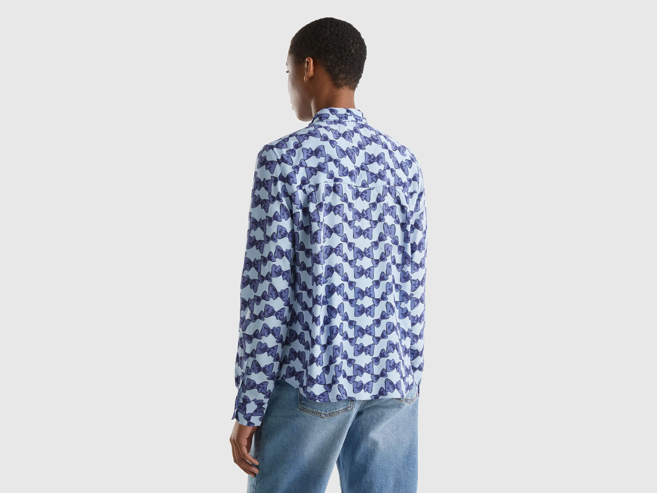 Camisa fluida con estampado de lazos