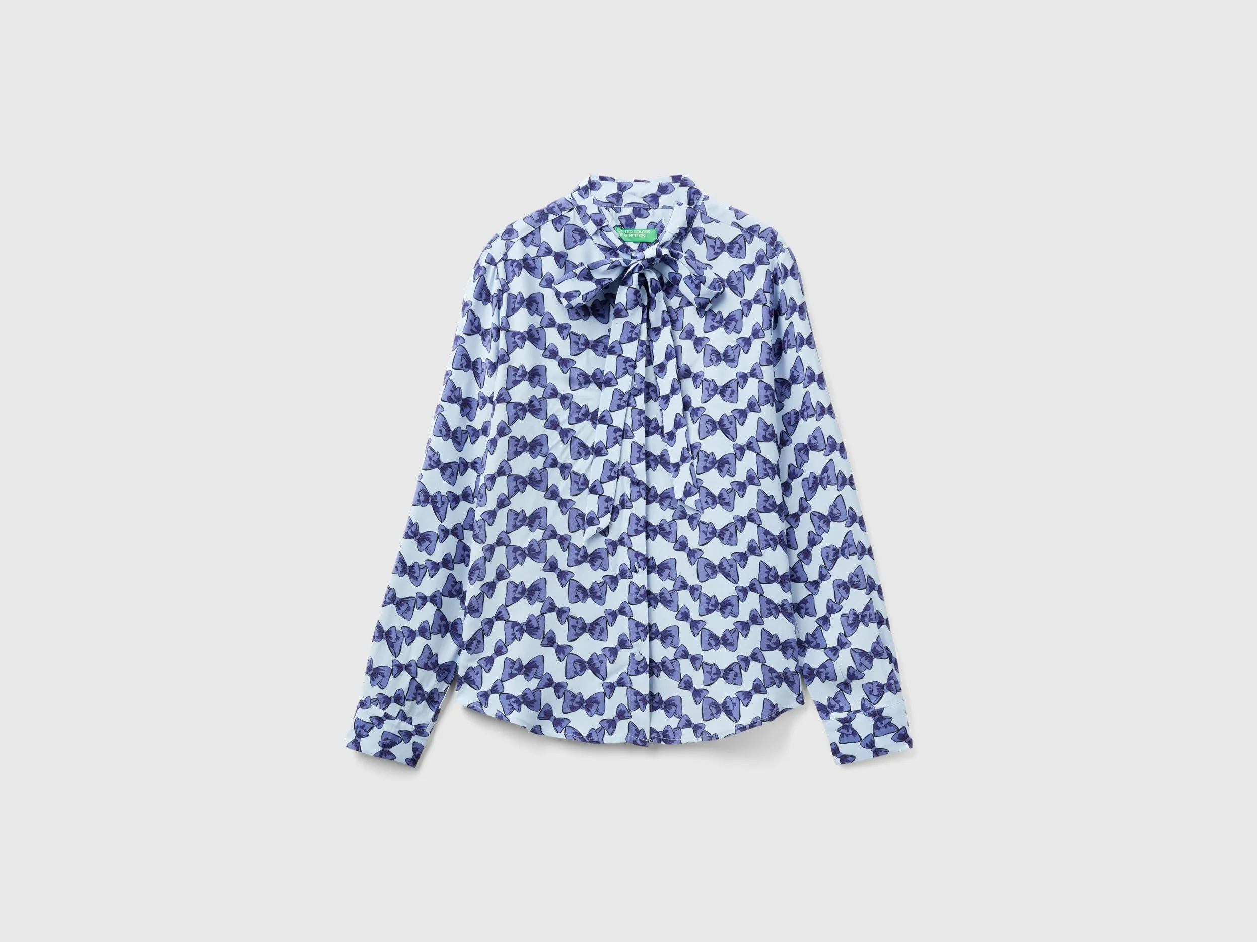 Camisa fluida con estampado de lazos