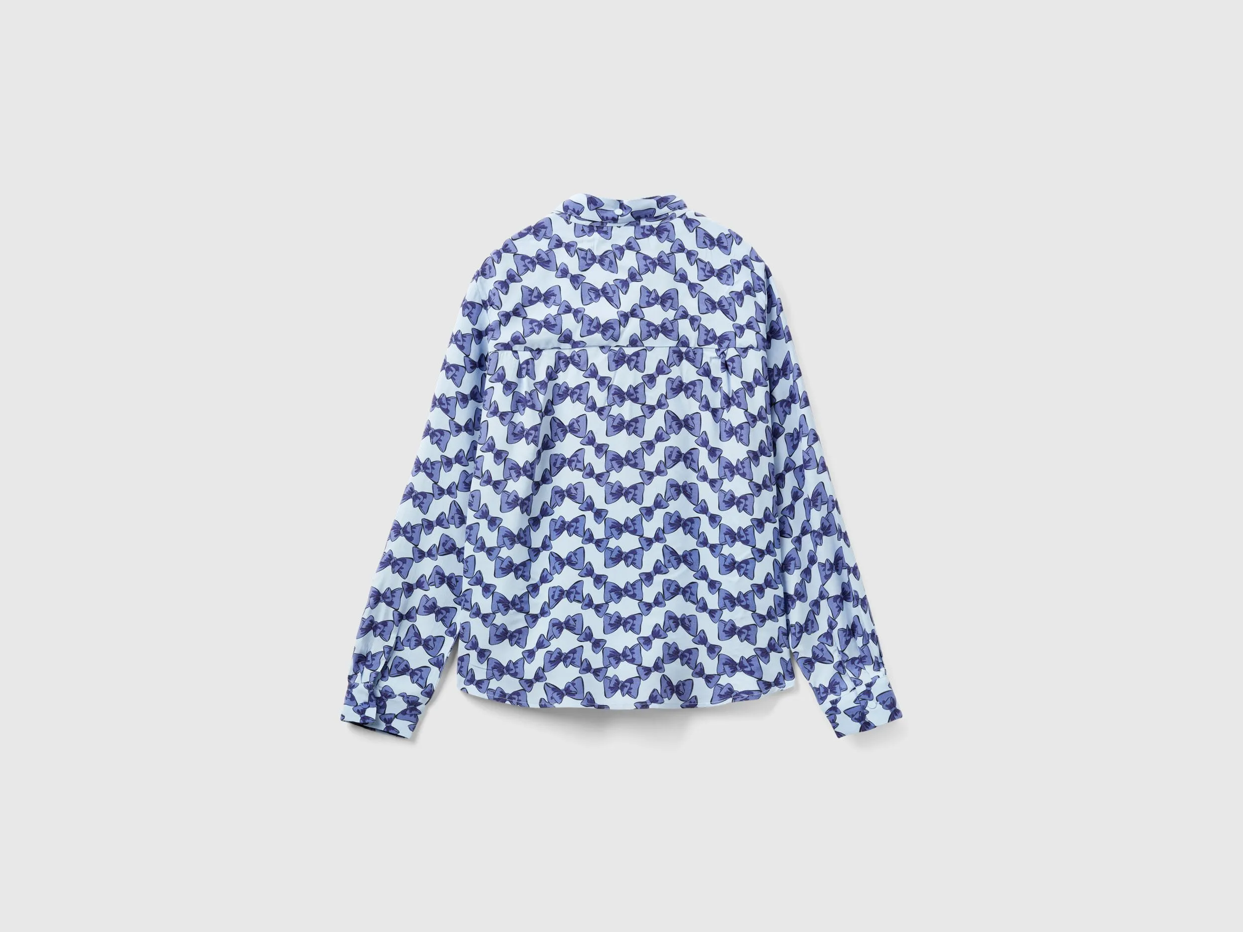 Camisa fluida con estampado de lazos