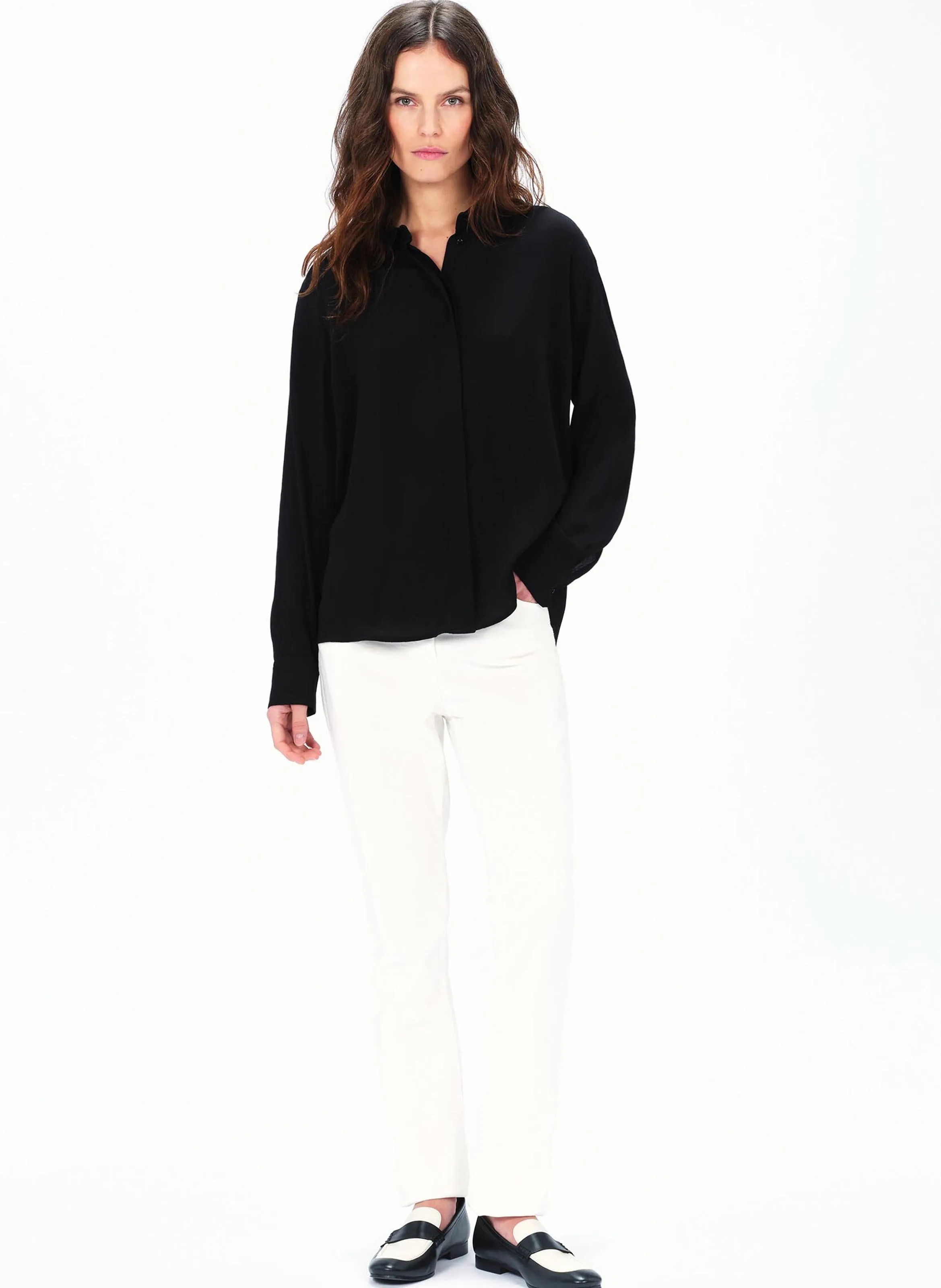 CAROLL CABY2  CAMISA EVASé CON CUELLO CLáSICO EN NEGRO
