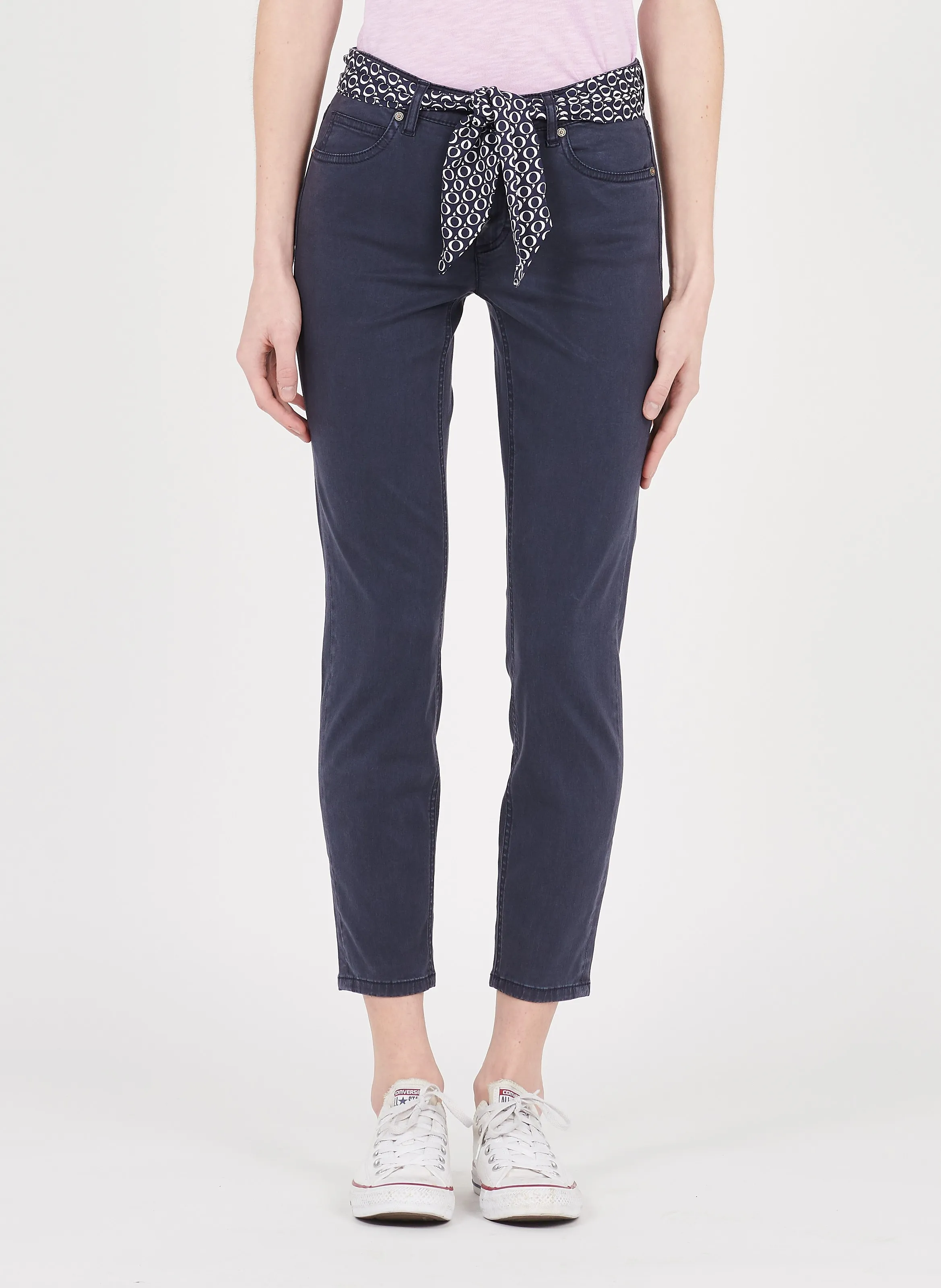 Pantalón slim con cinturón en azul