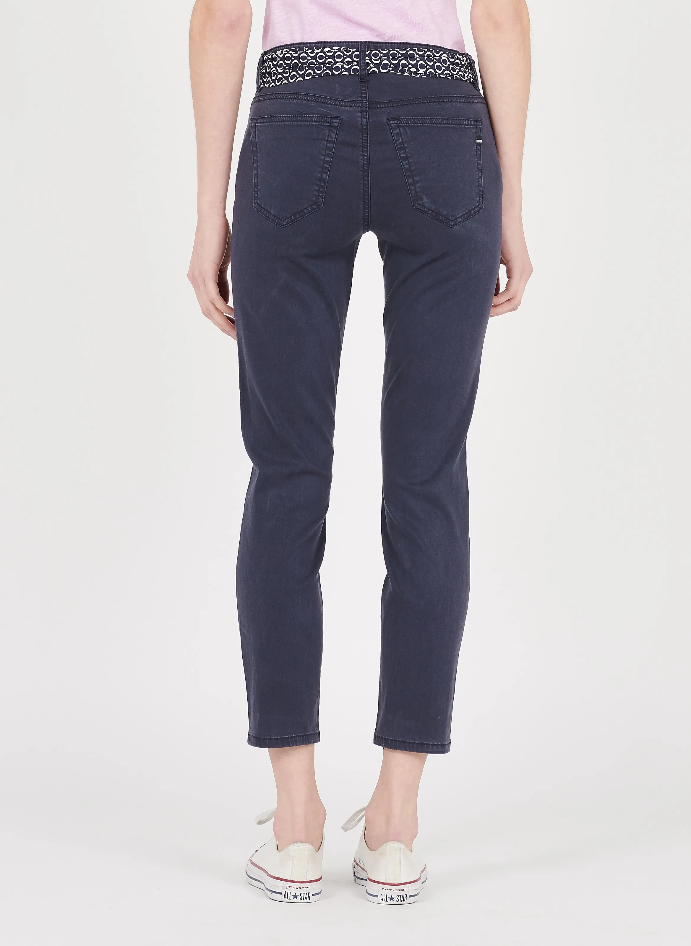 Pantalón slim con cinturón en azul