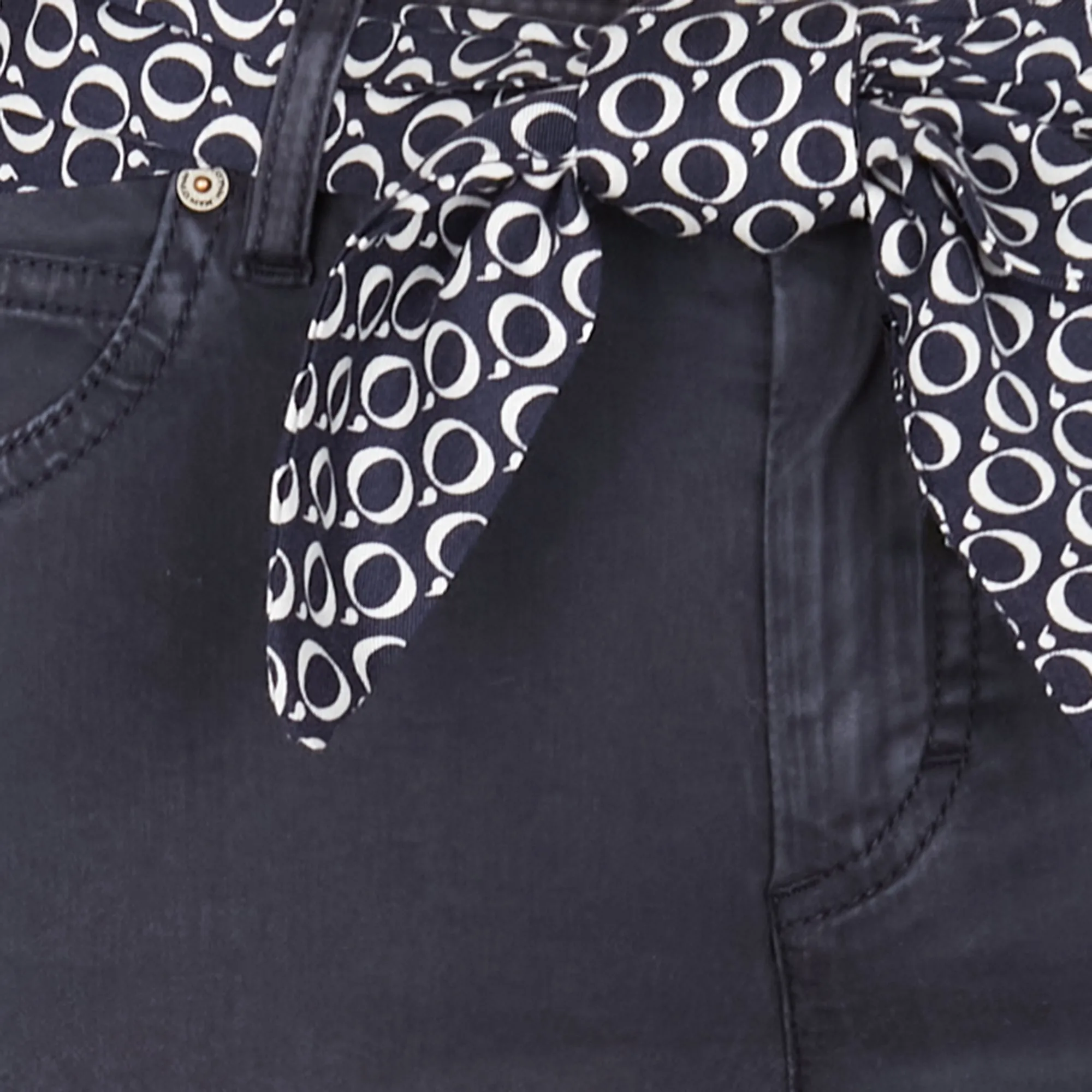 Pantalón slim con cinturón en azul