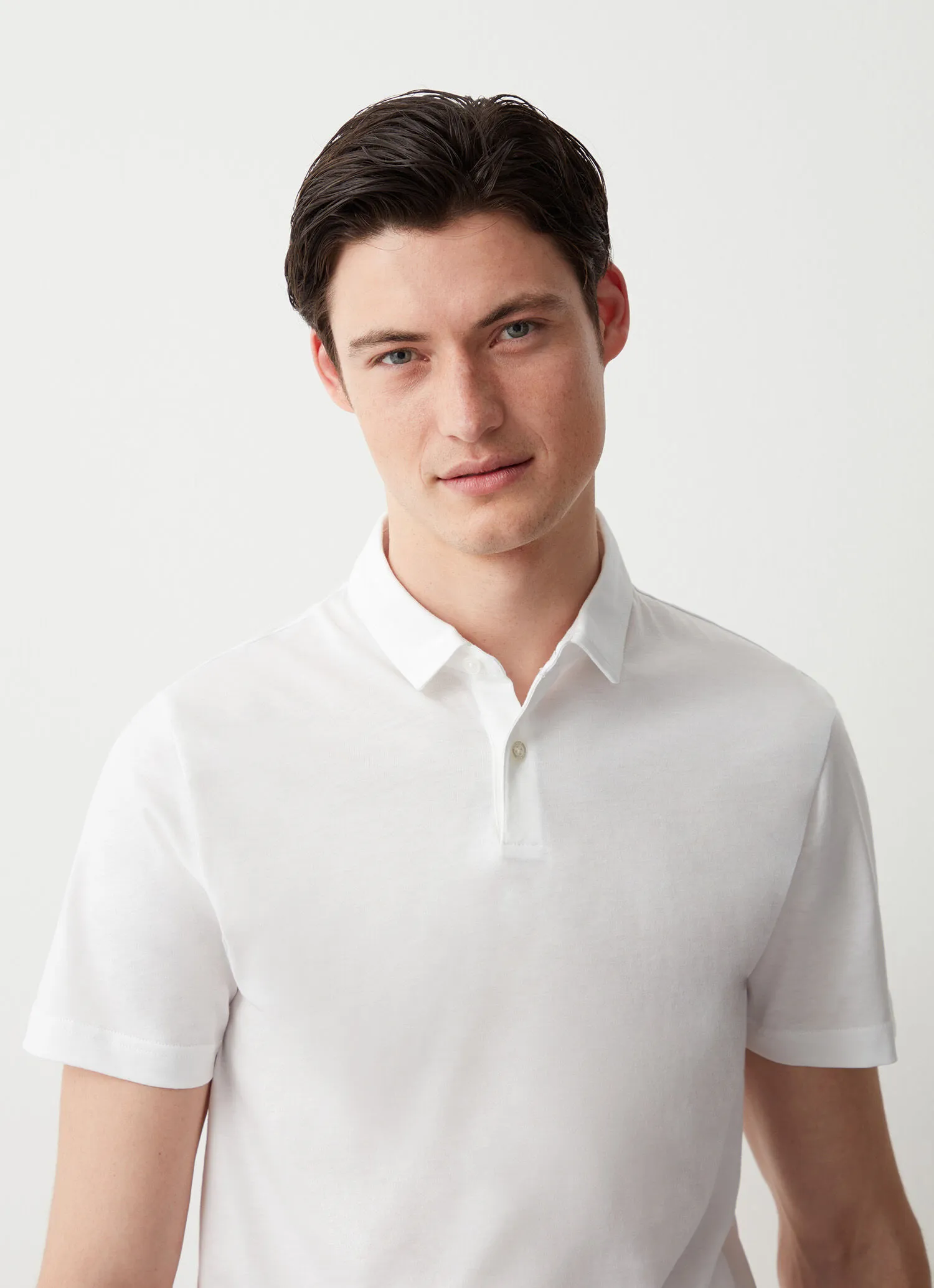 Polo con cuello camisero de algodón compacto