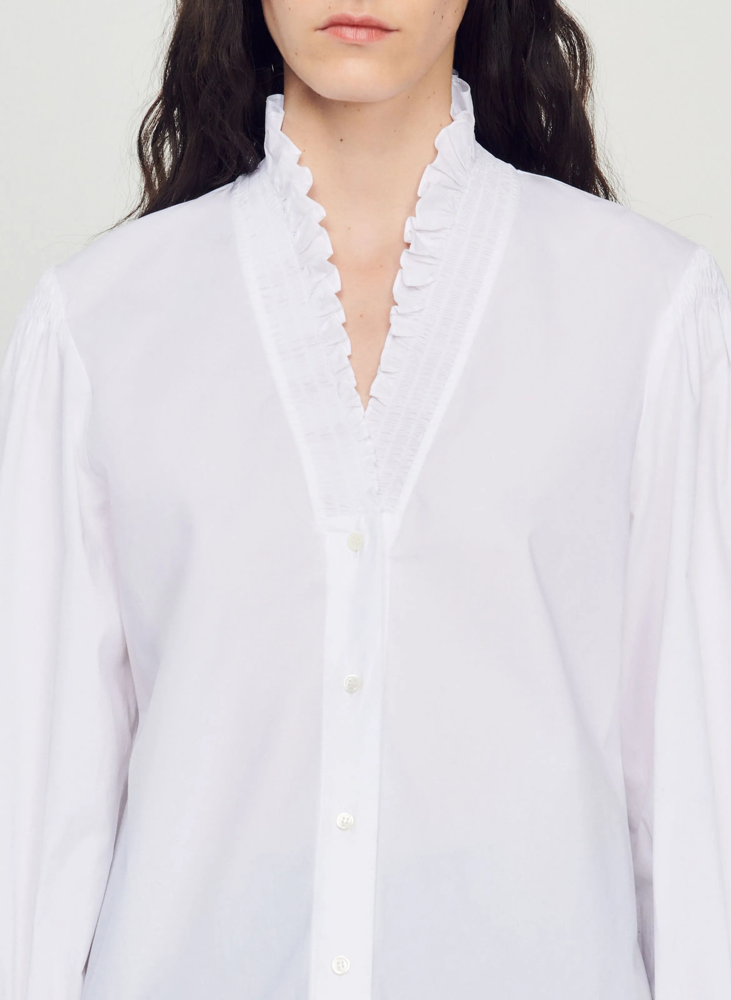 SANDRO Camisa de algodón con cuello fantasía en blanco