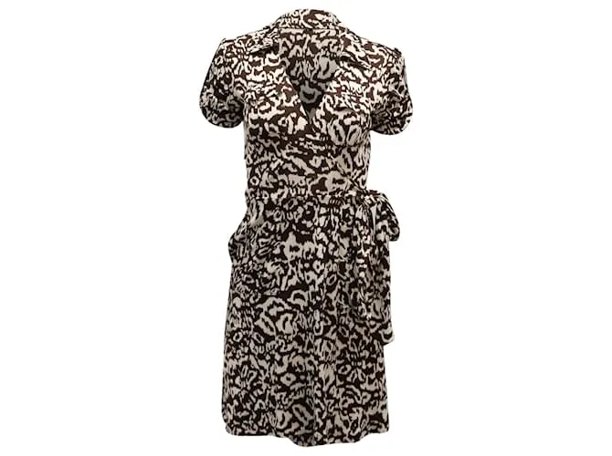 Vestido cruzado estampado de Diane von Furstenberg en seda marrón y crema 