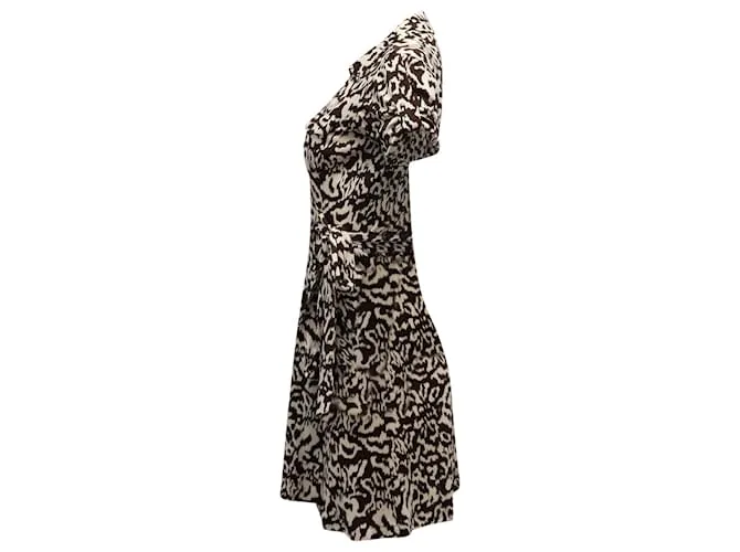 Vestido cruzado estampado de Diane von Furstenberg en seda marrón y crema 