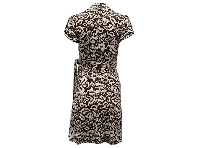 Vestido cruzado estampado de Diane von Furstenberg en seda marrón y crema 