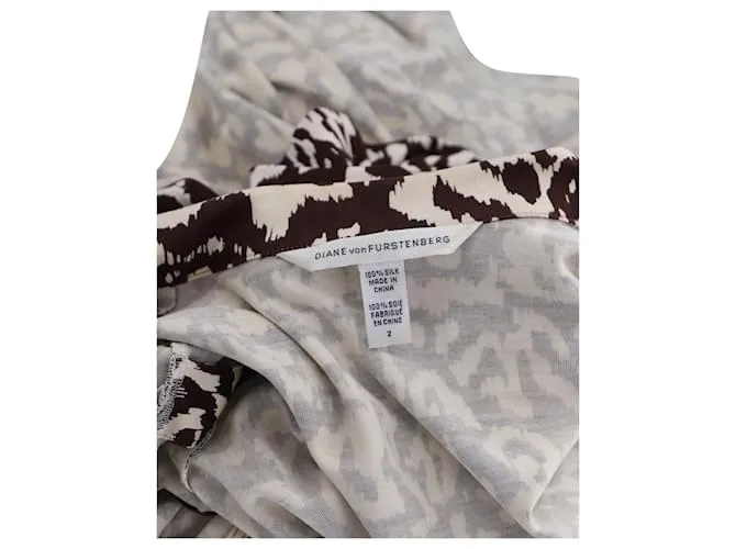 Vestido cruzado estampado de Diane von Furstenberg en seda marrón y crema 